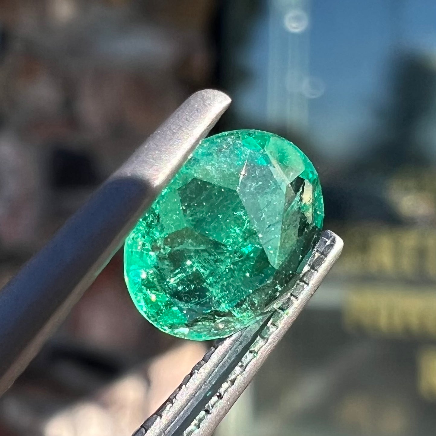 A loose, round brilliant cut natural emerald stone.
