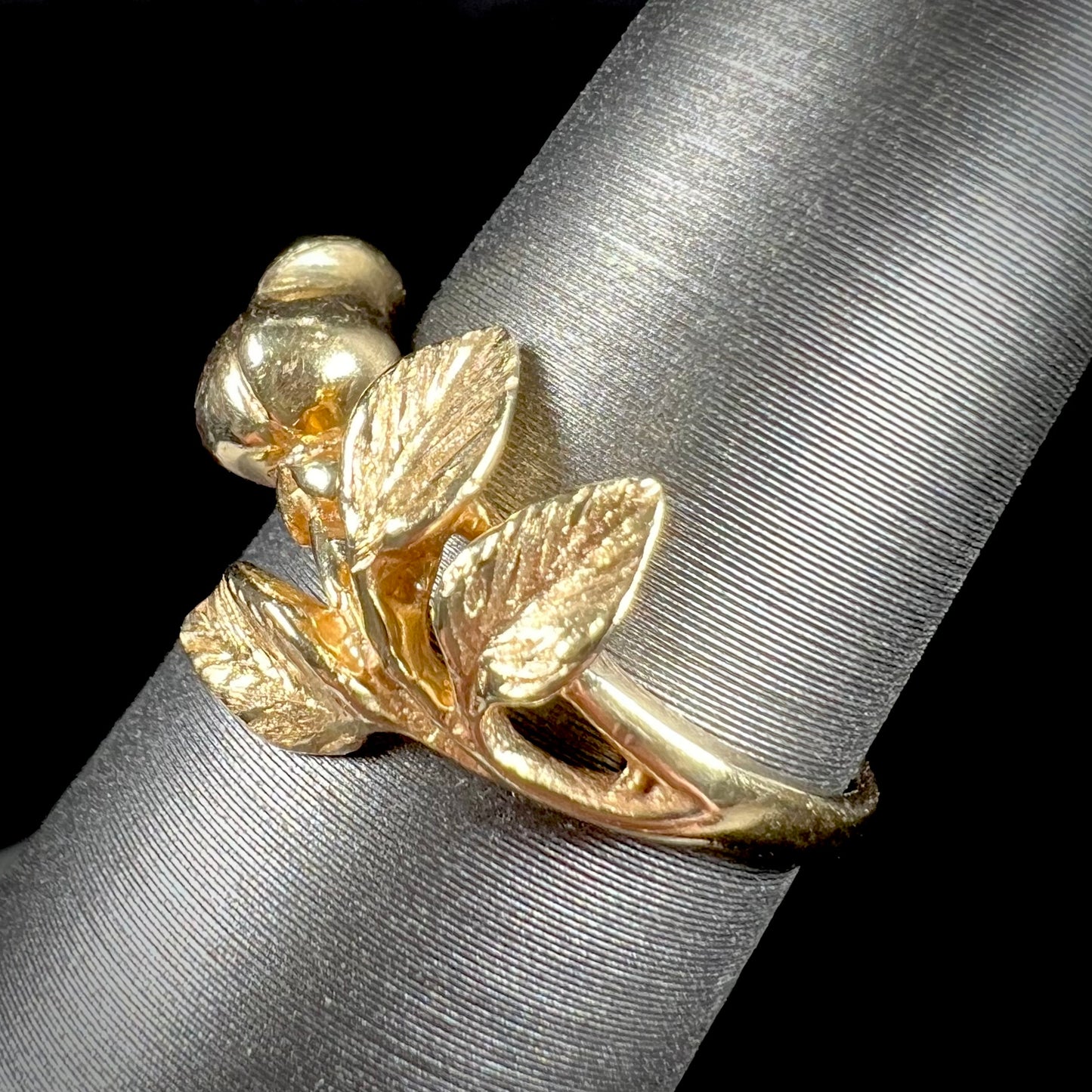A ladies' vintage, 1960's style yellow gold rose ring.