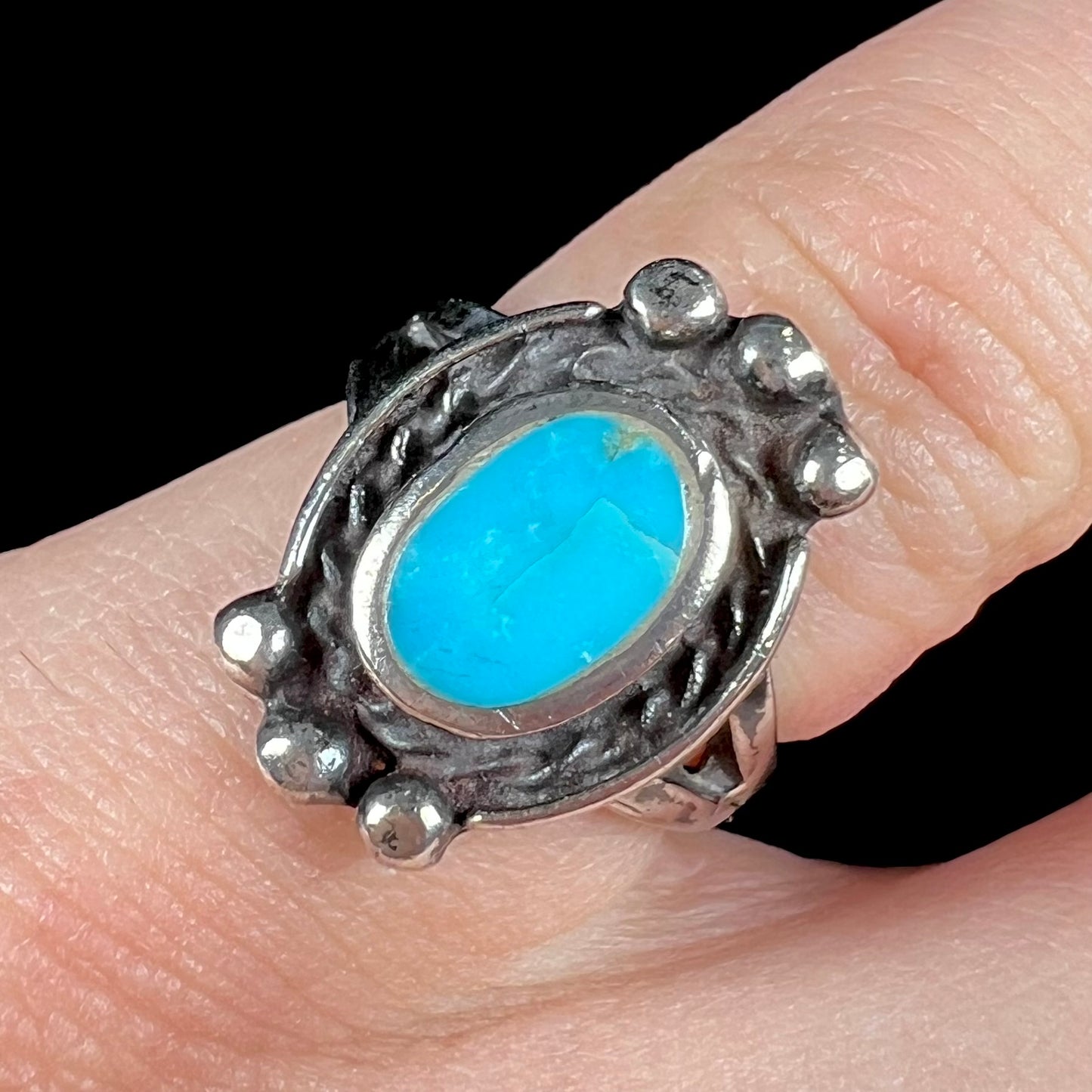 A ladies' Hopi style sterling silver turquoise ring.
