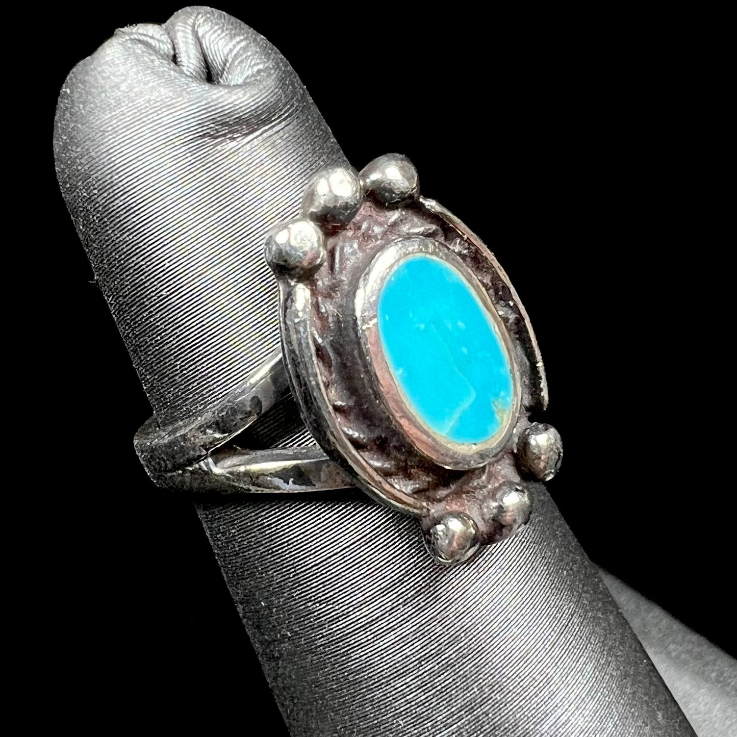 A ladies' Hopi style sterling silver turquoise ring.
