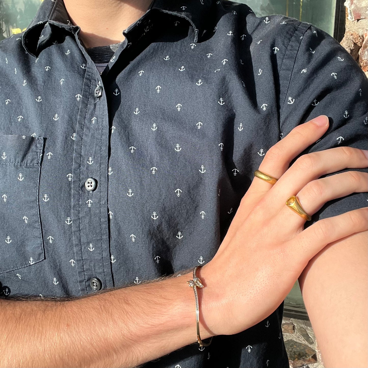 A ladies' knot style yellow gold bangle bracelet set with round and baguette cut diamonds.