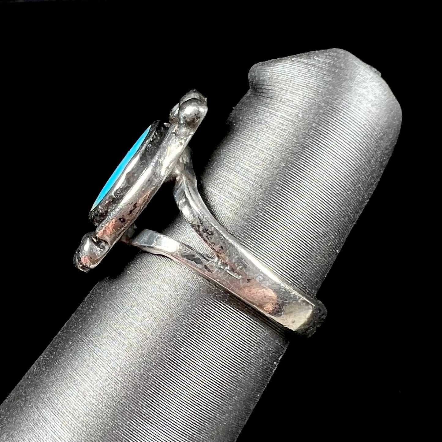 A ladies' Hopi style sterling silver turquoise ring.