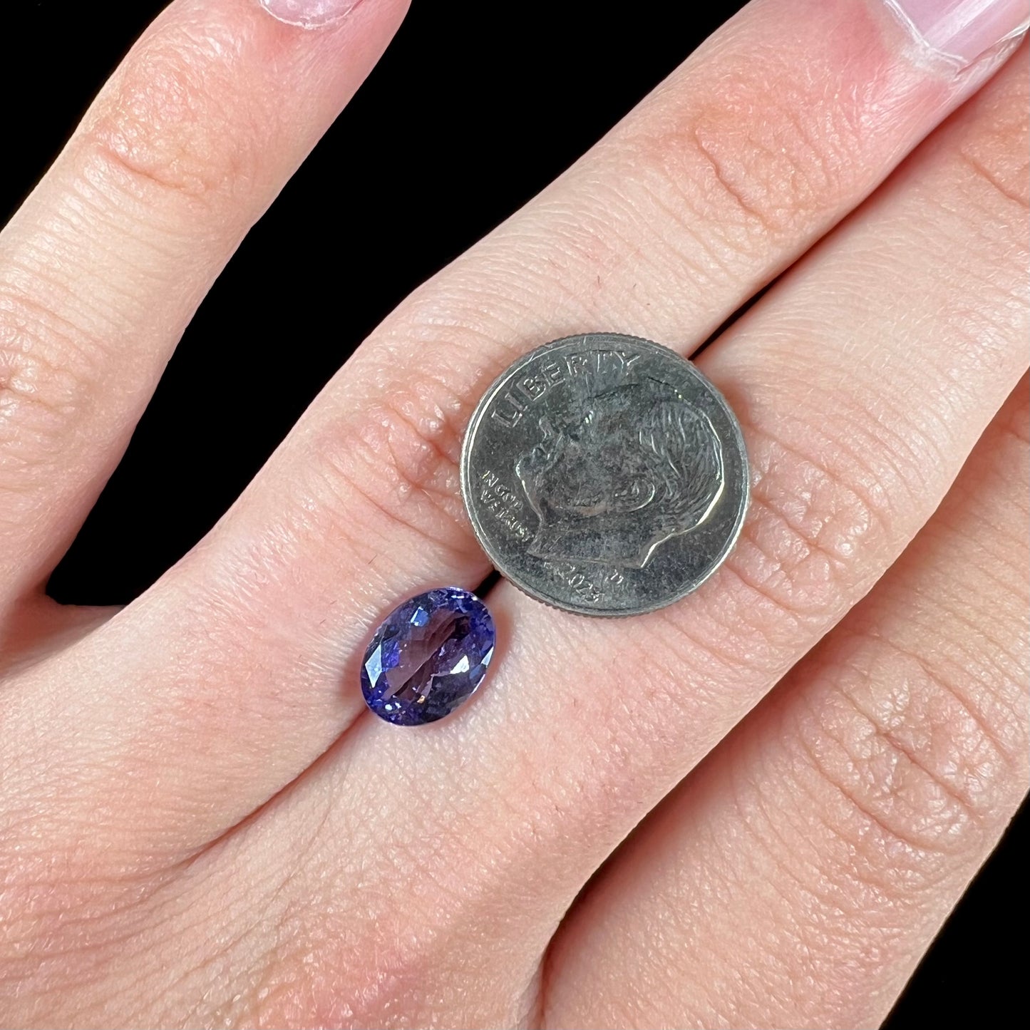 A loose, oval cut tanzanite gemstone.
