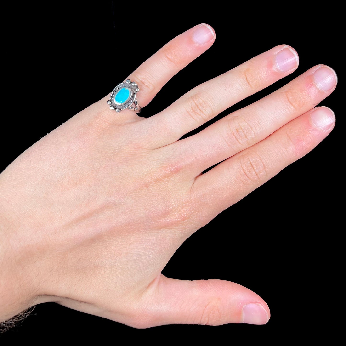 A ladies' Hopi style sterling silver turquoise ring.