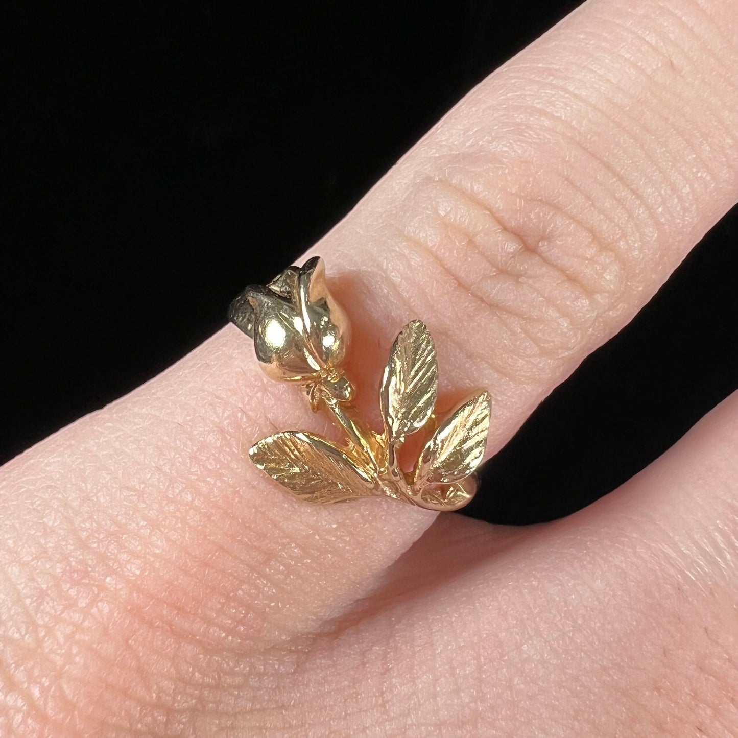 A ladies' vintage, 1960's style yellow gold rose ring.