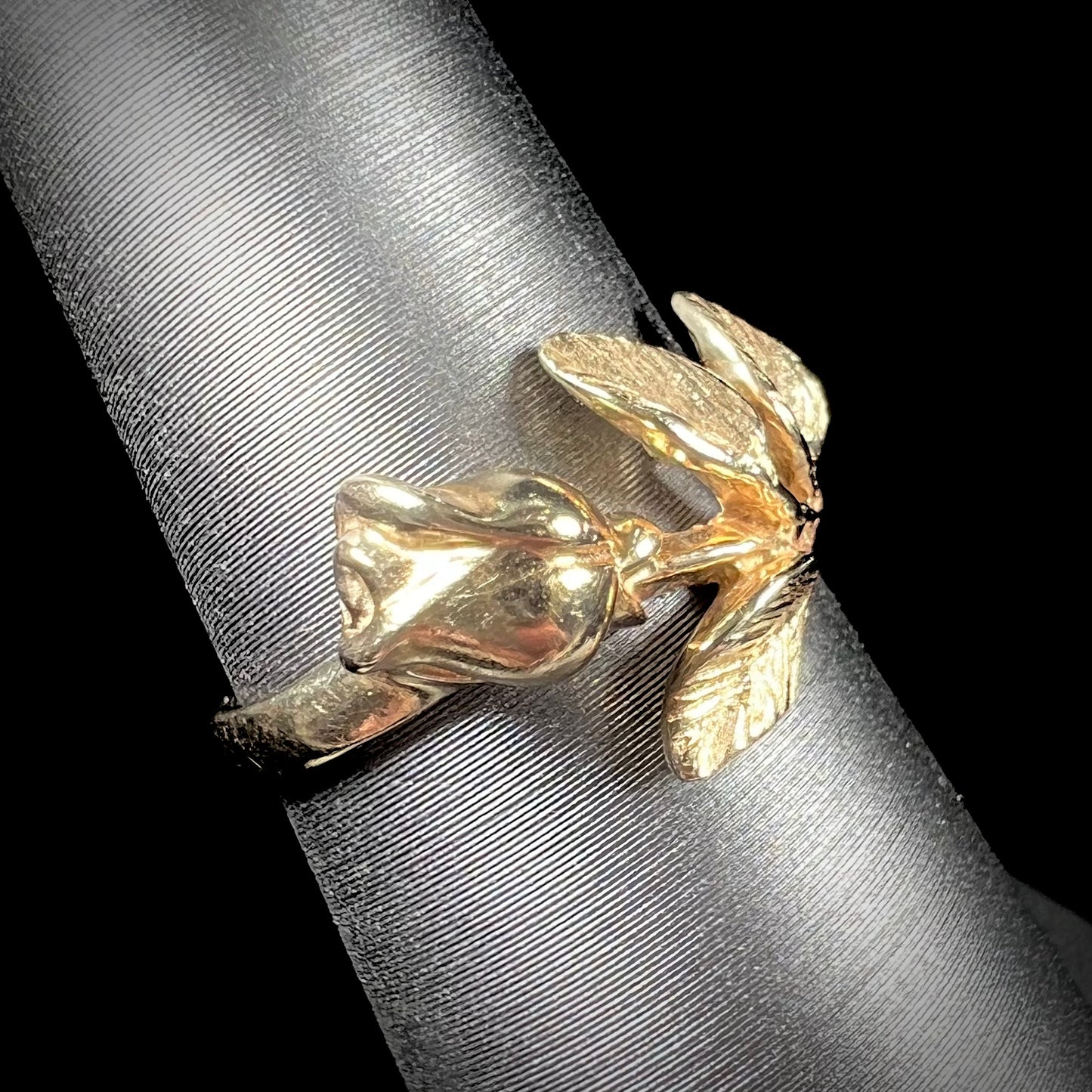 A ladies' vintage, 1960's style yellow gold rose ring.