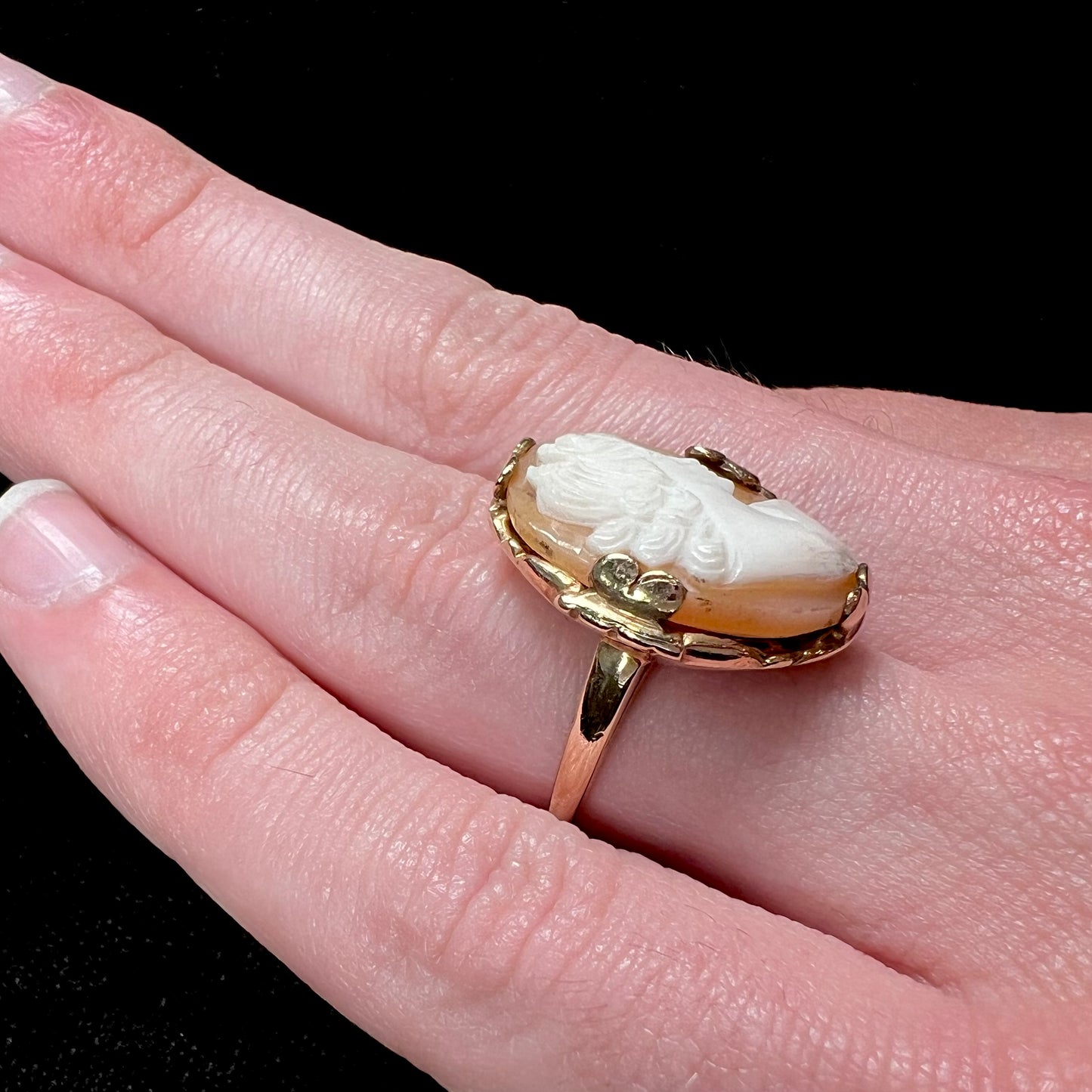 An antique yellow gold and agate cameo ring.