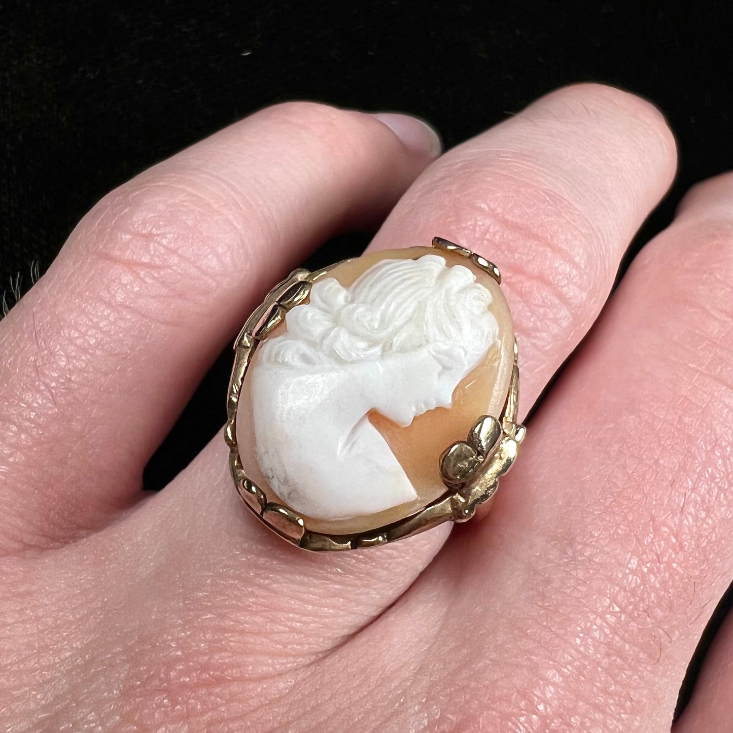 An antique yellow gold and agate cameo ring.