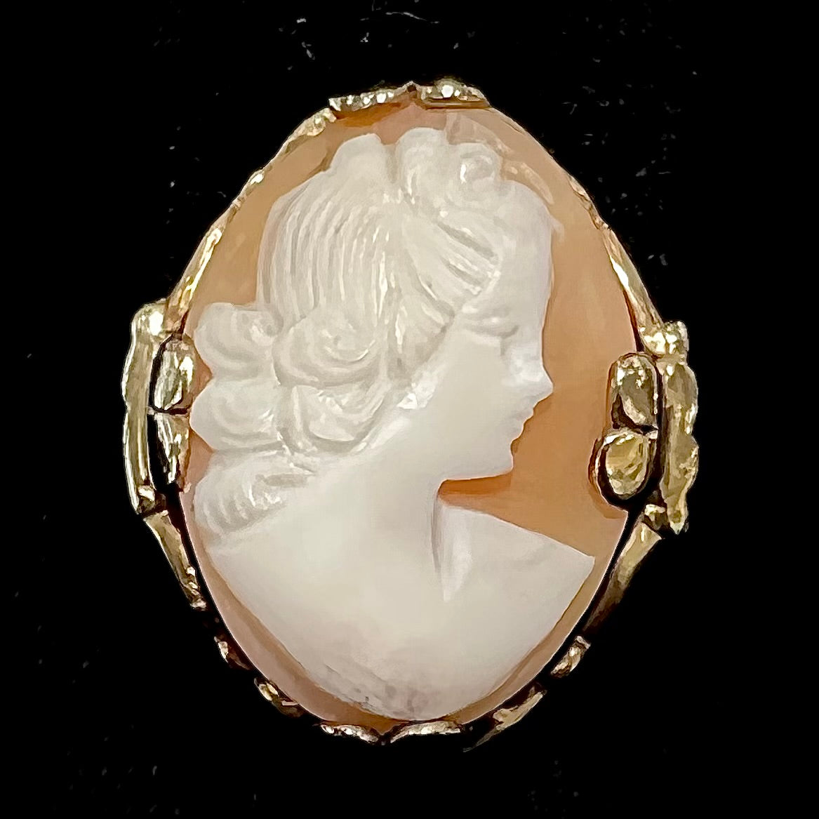 An antique yellow gold and agate cameo ring.