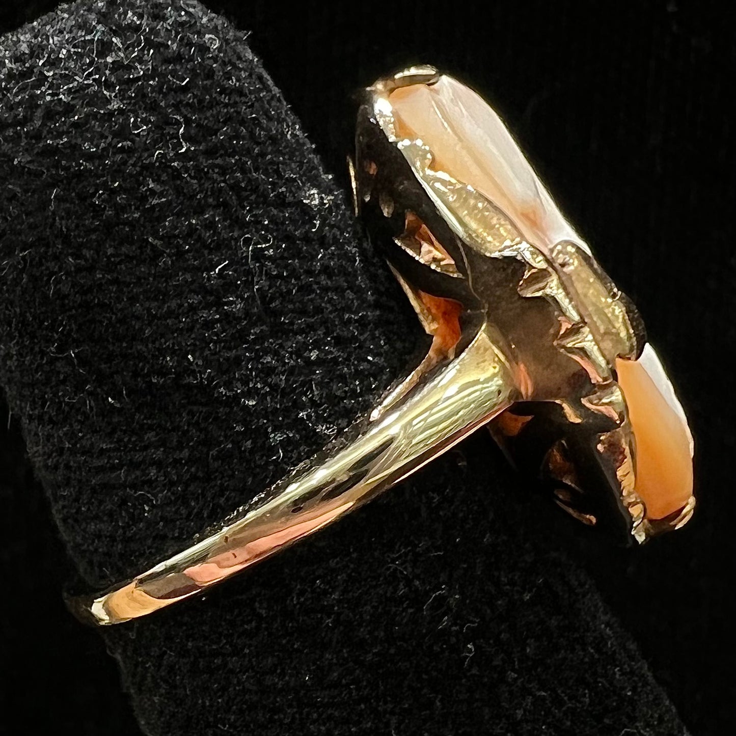 An antique yellow gold and agate cameo ring.