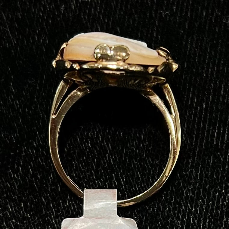 An antique yellow gold and agate cameo ring.