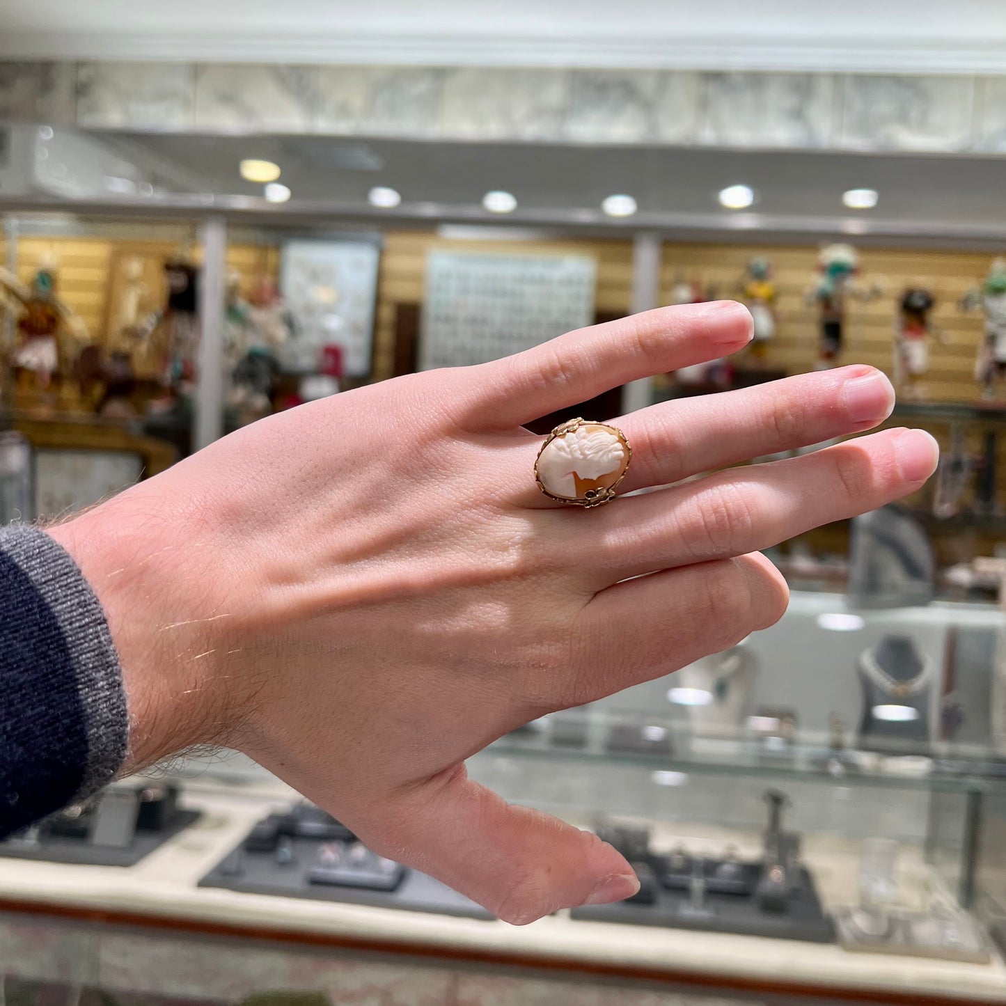 An antique yellow gold and agate cameo ring.