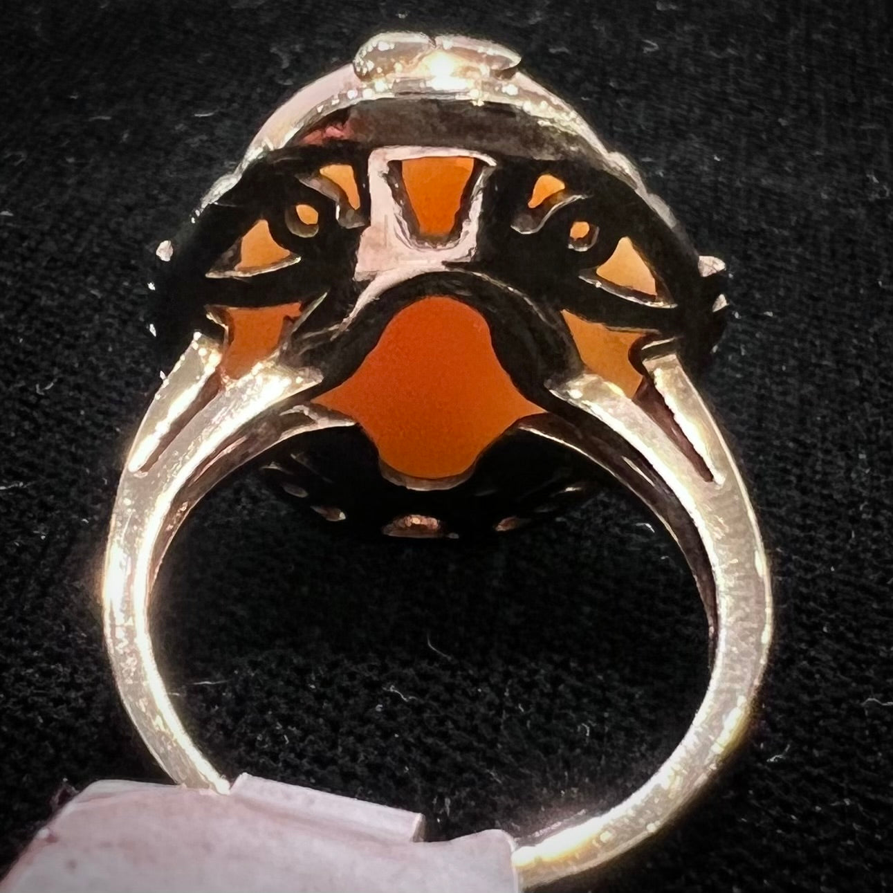 An antique yellow gold and agate cameo ring.
