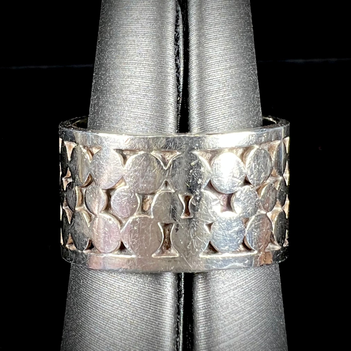A unisex sterling silver ring bezel set with an ammonite shell fossil.