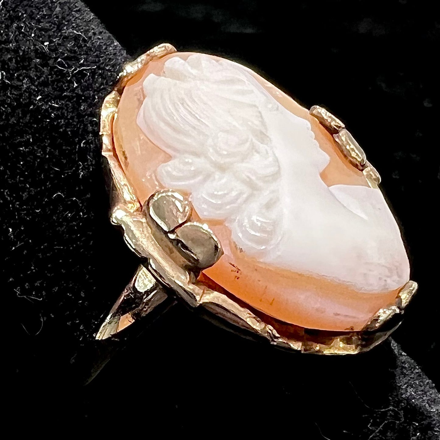 An antique yellow gold and agate cameo ring.