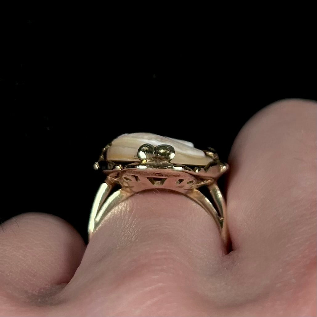 An antique yellow gold and agate cameo ring.