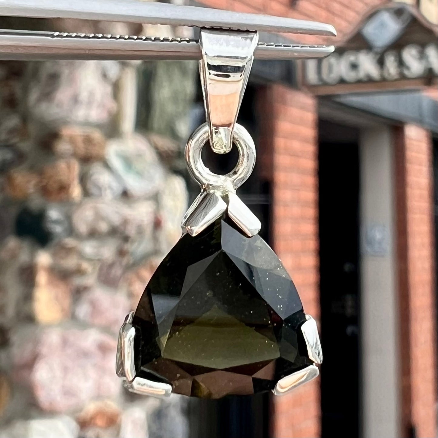 3.98ct Moldavite, Trillion Cut + make pendant