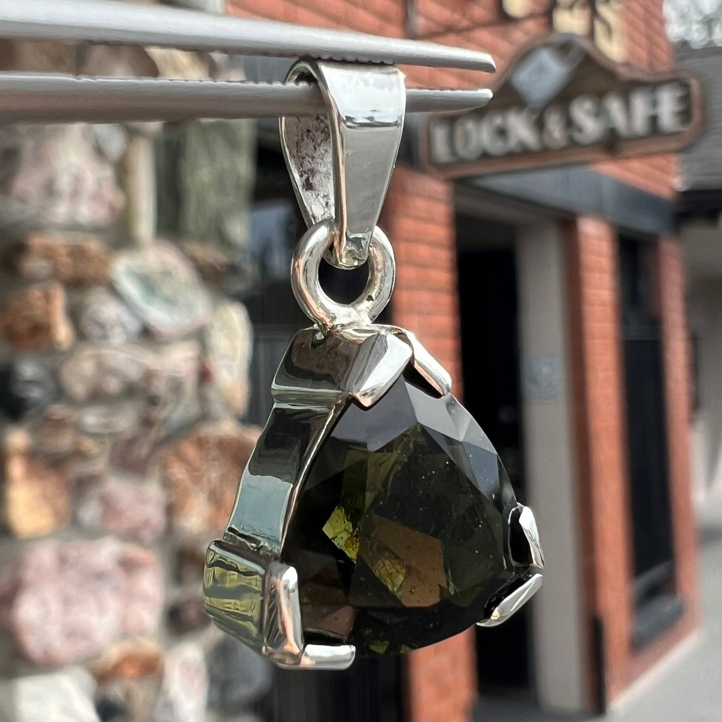 3.98ct Moldavite, Trillion Cut + make pendant