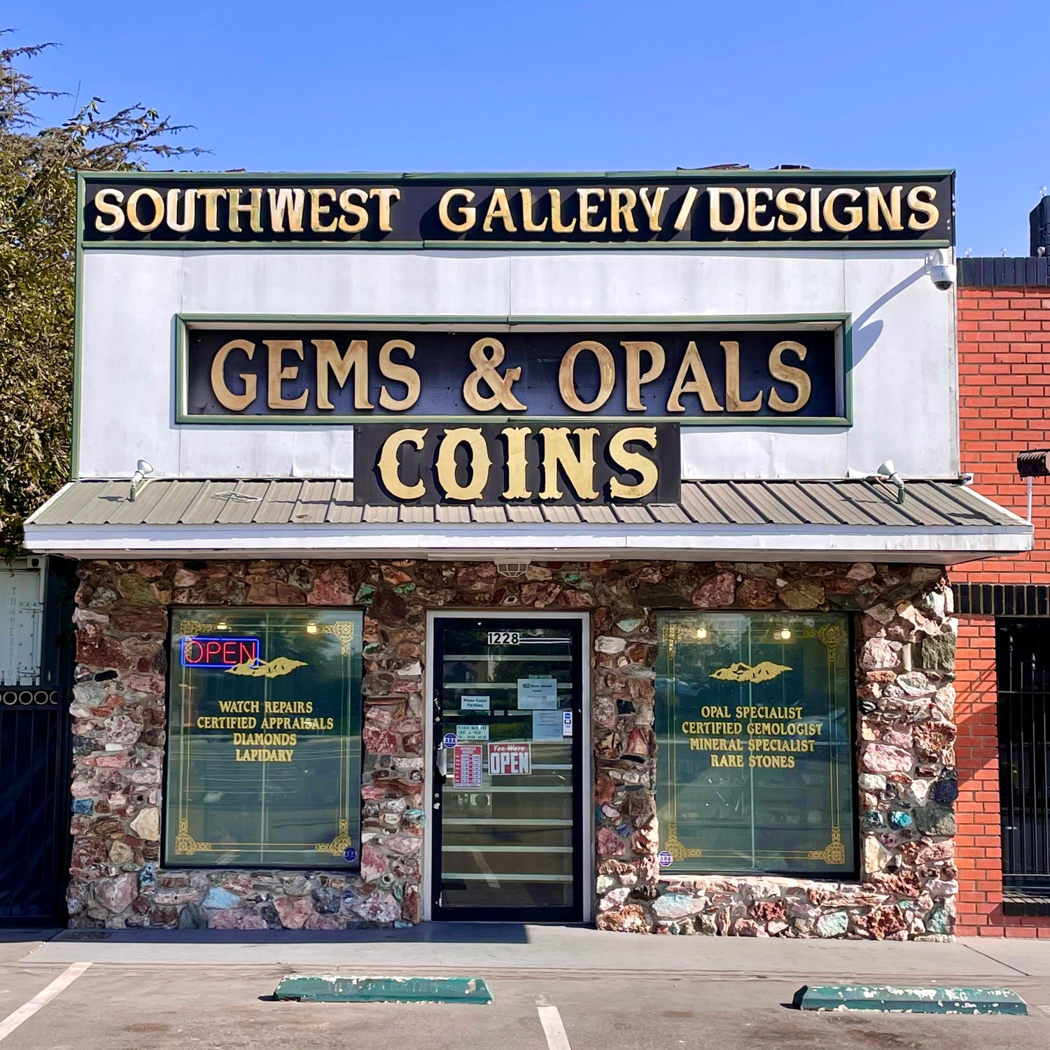 Burton's Gems and Opals natural stone storefront in Anaheim, California.  Photo taken from Beach Boulevard.