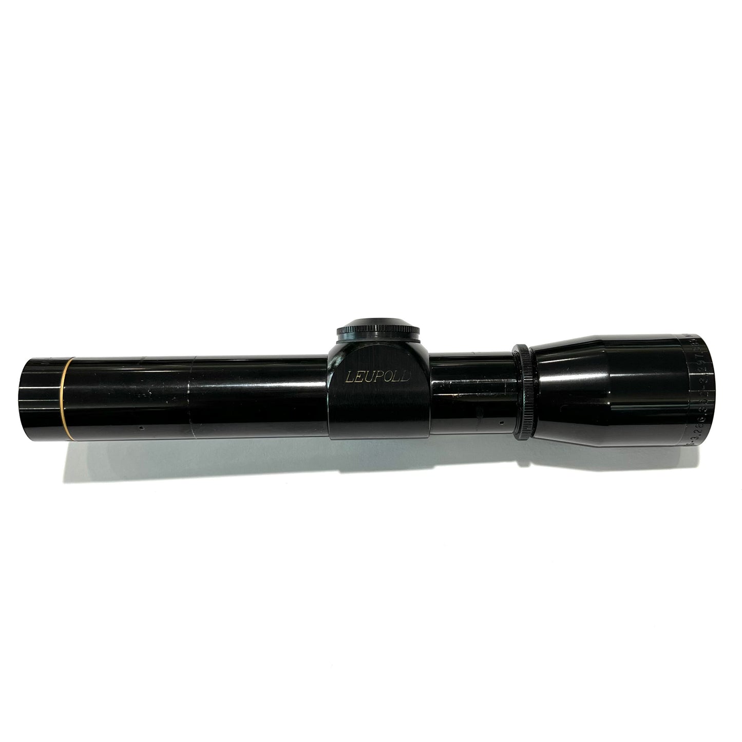 A 2x zoom pistol scope manufactured by Leupold.