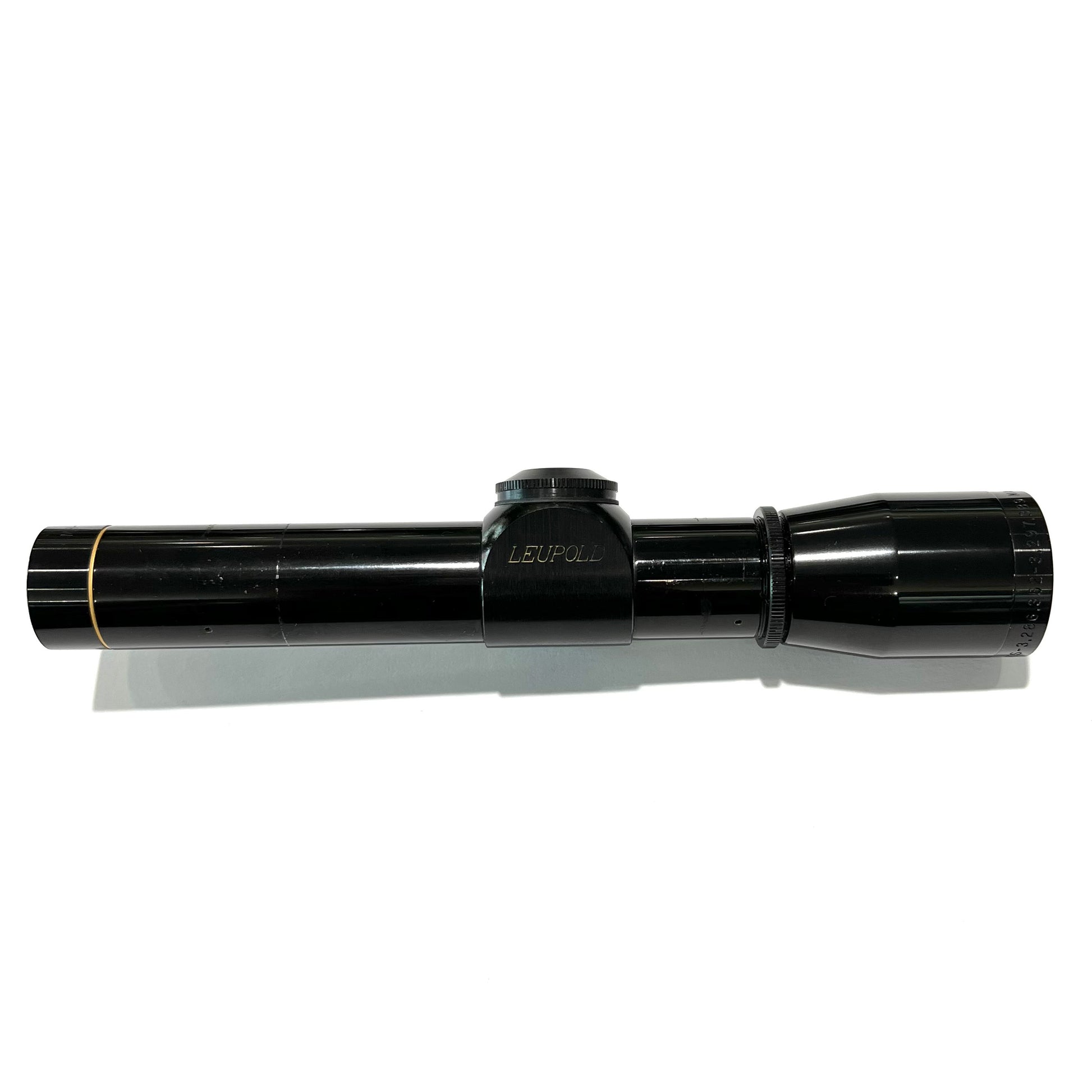 A 2x zoom pistol scope manufactured by Leupold.