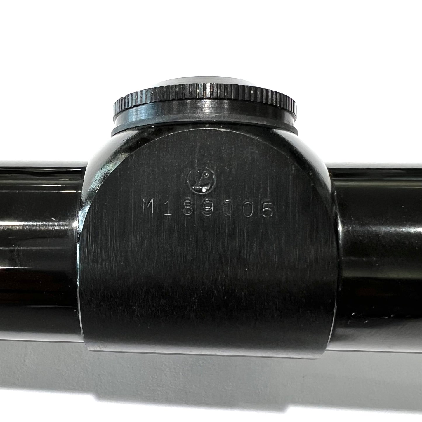 A 2x zoom pistol scope manufactured by Leupold.