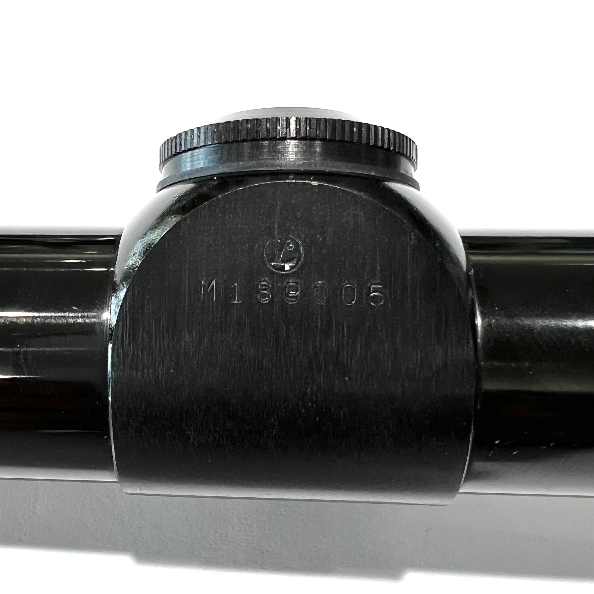 A 2x zoom pistol scope manufactured by Leupold.