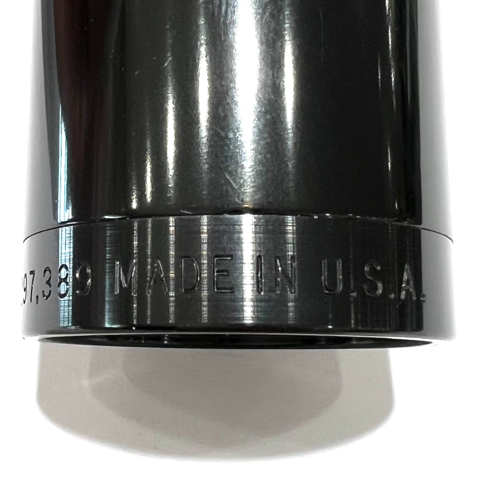A 2x zoom pistol scope manufactured by Leupold.