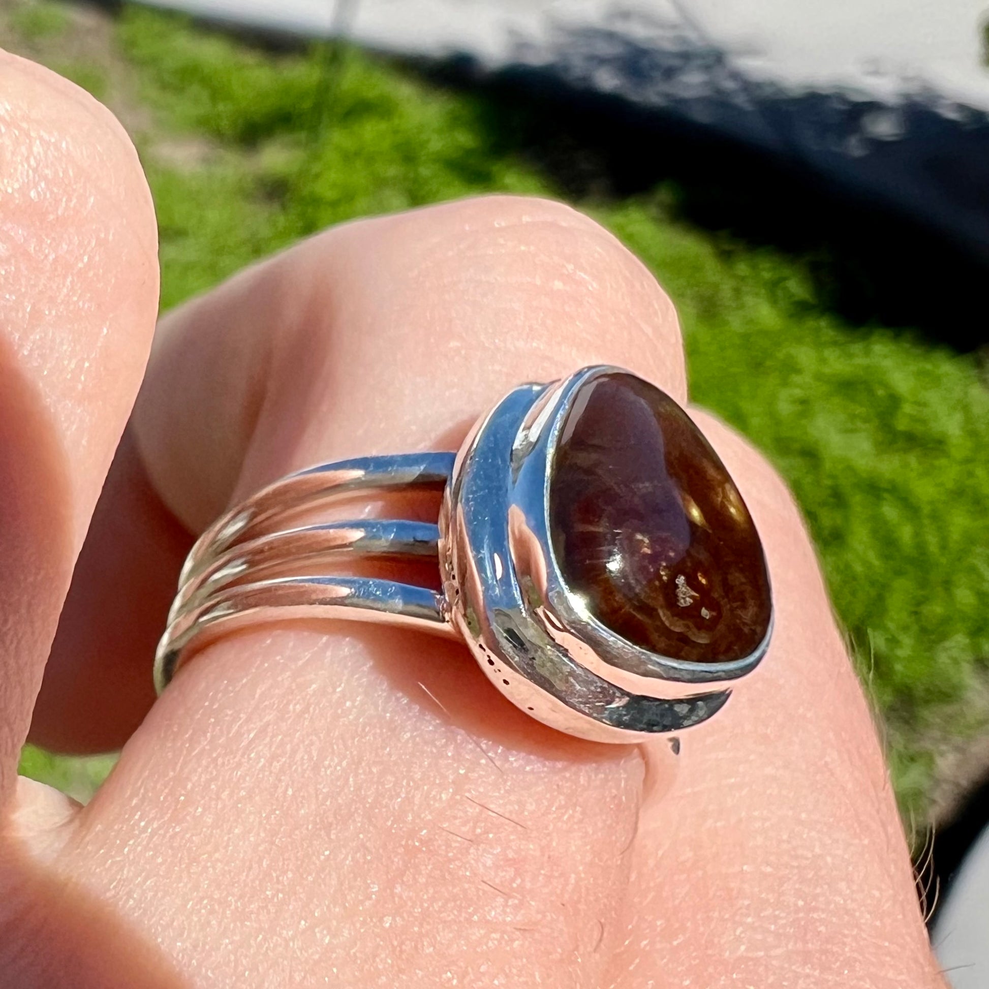 A ladies' freeform cabochon cut fire agate ring in sterling silver.