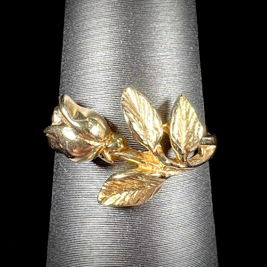 A ladies' vintage, 1960's style yellow gold rose ring.