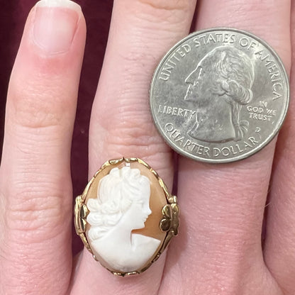 An antique yellow gold and agate cameo ring.