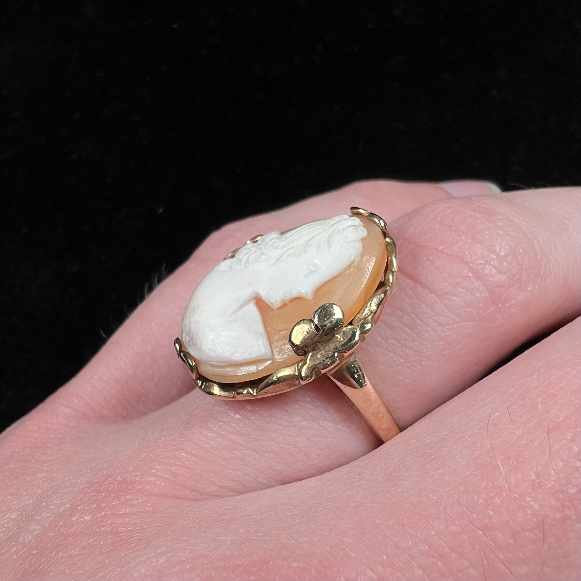 An antique yellow gold and agate cameo ring.