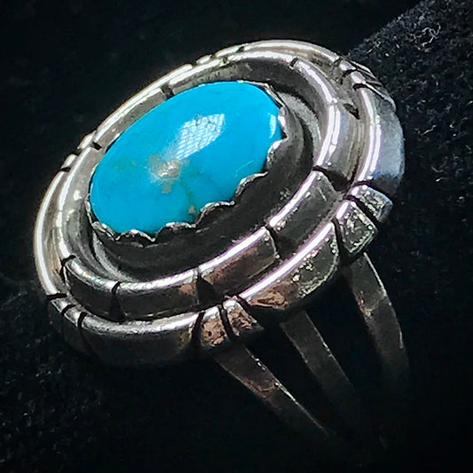 Native American Kingman turquoise ring set in sterling silver. 