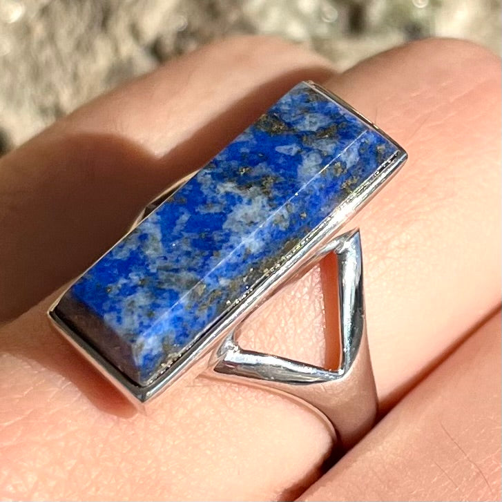 A split shank silver rectangular cabochon cut lapis lazuli ring.