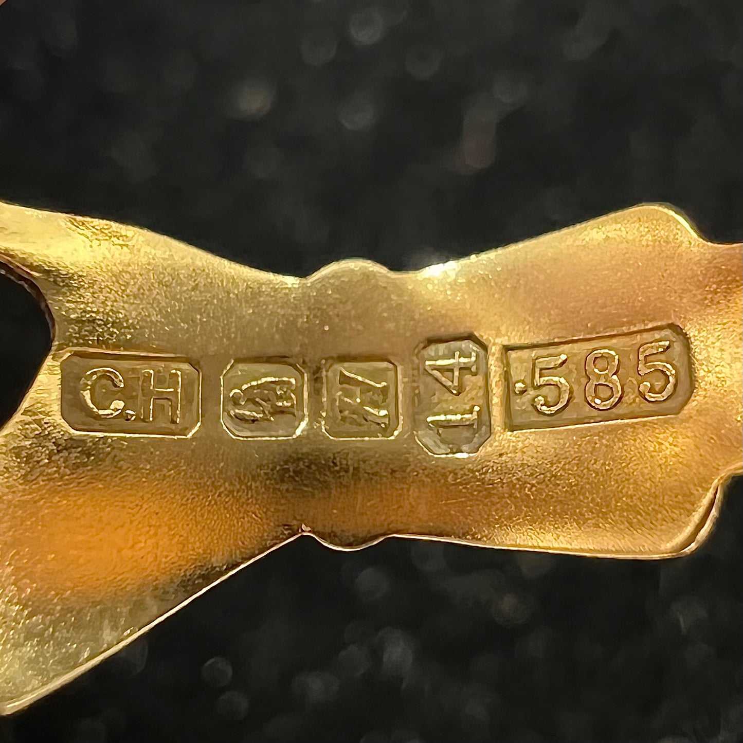 A ladies' 14 karat yellow gold Irish claddagh ring stamped with the maker's hallmarks.