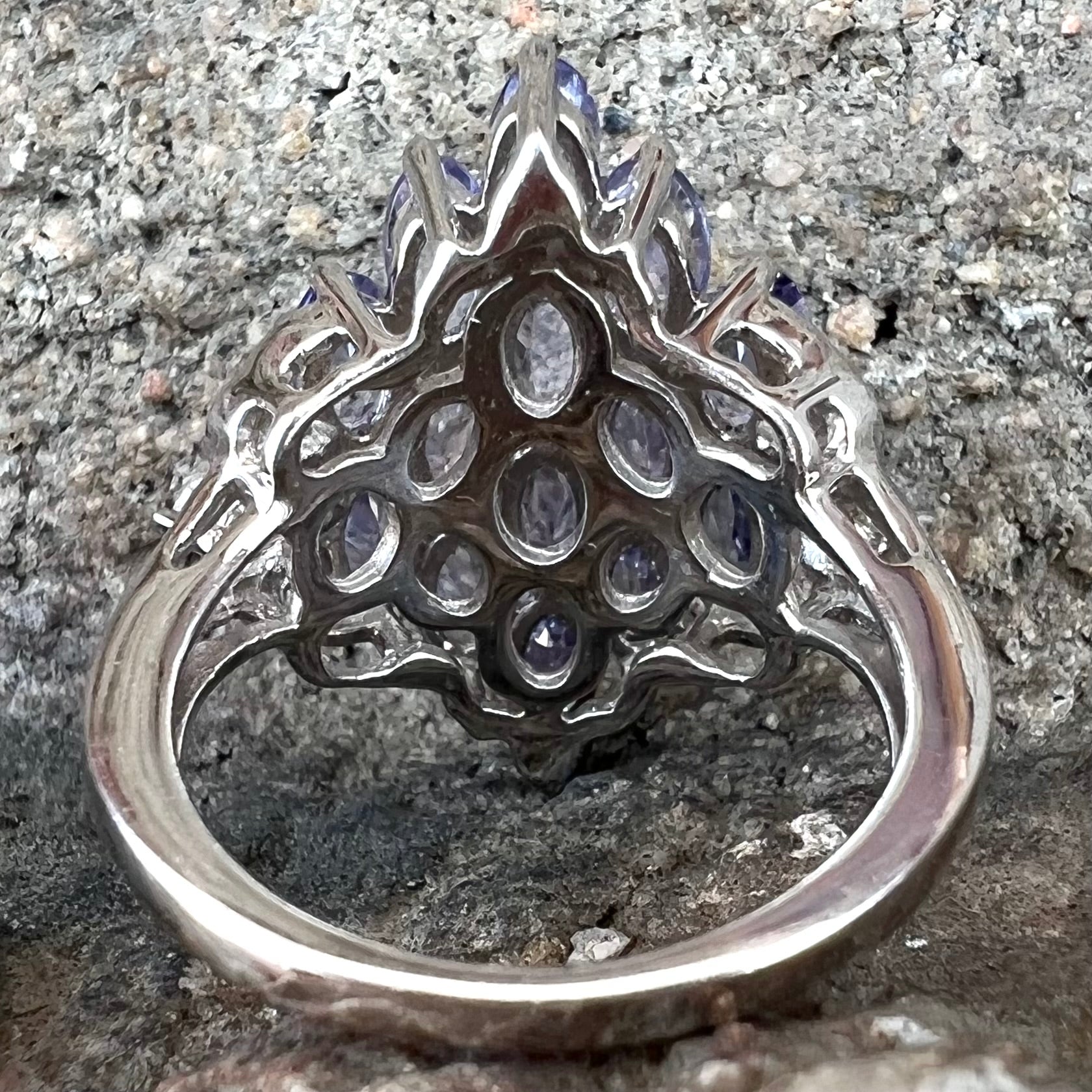 https://www.burtonsgemsandopals.com/cdn/shop/products/silverrings_21b433ac-121d-4874-a188-7c3ad17b8c84.jpg?v=1652936876&width=1946