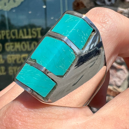 A sterling silver men's ring inlaid with five Royston turquoise stones.